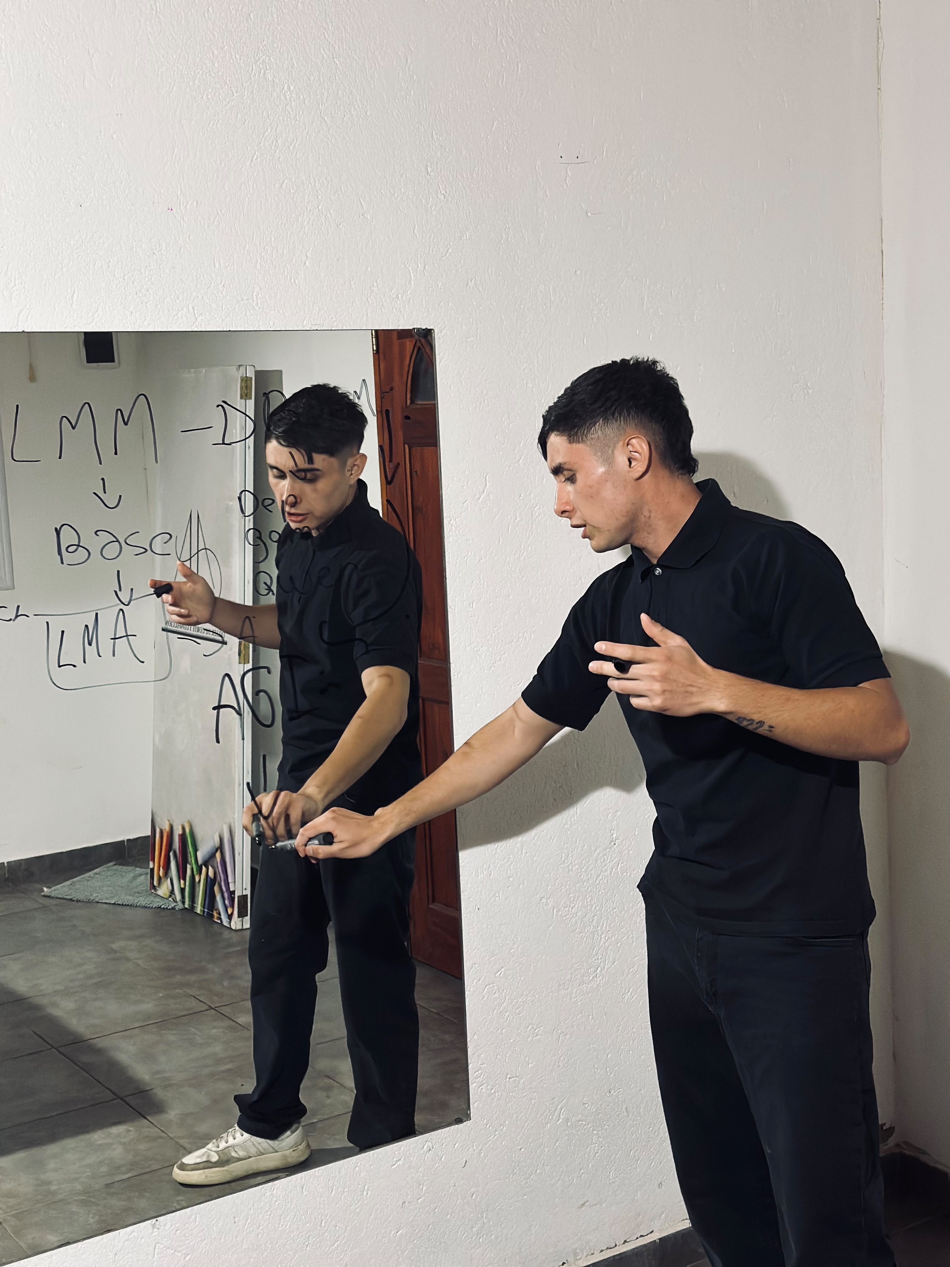 Desarrollo del marco teórico de Qualyt en pizarrón